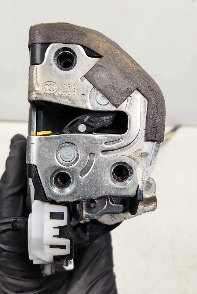 Actuador de pestillo de puerta trasera para pasajeros Subaru WRX 2015-16 2 cables OEM P/N 61035VA000 Foto 3 de 4