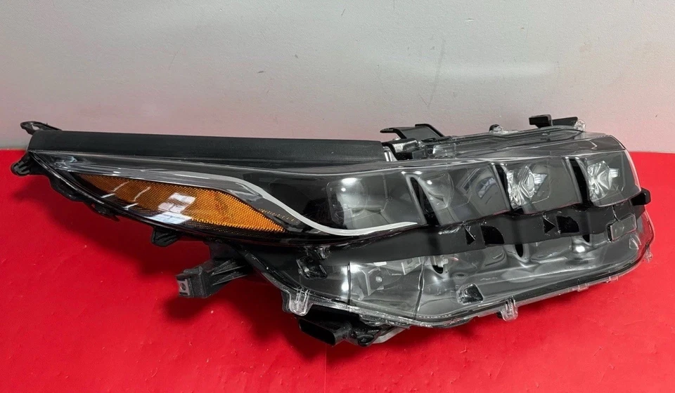 Faro LED pasajero derecho TYC Toyota Prius Prime modelos 2017-2021 Foto 2 de 4