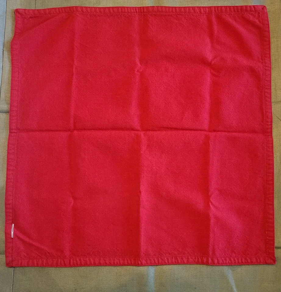 4 servilletas de tela de lino de colección. Rojo 18"x18. Borde a rayas negro y dorado. Foto 4 de 4