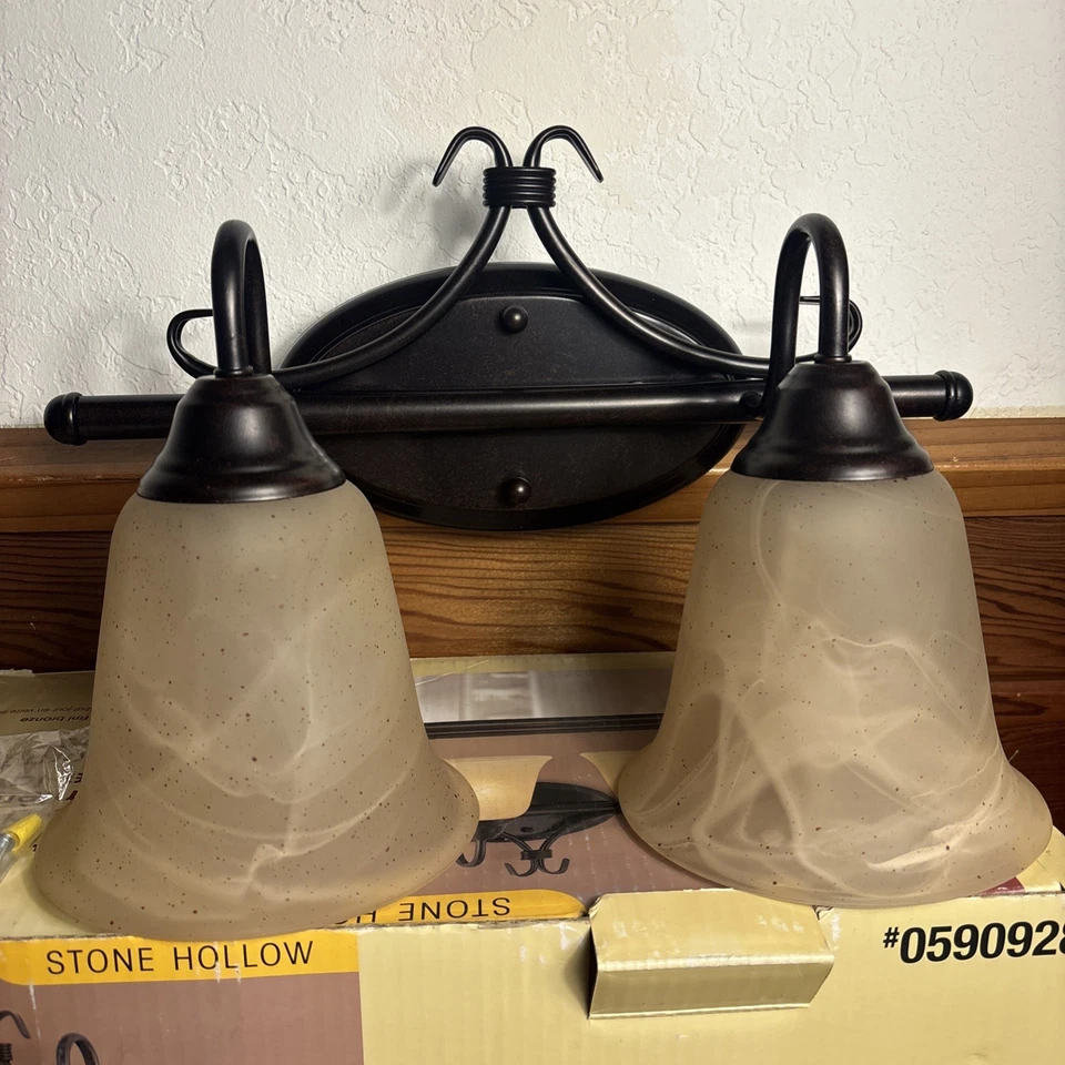 Barra de tocador tradicional Portfolio de 2 luces acabado bronce forjado pantalla de vidrio ámbar Foto 2 de 4