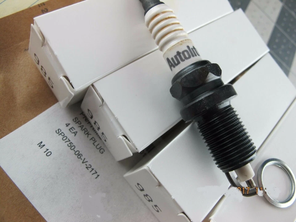 (88) Bujías AUTOLITE 985, Resistencia Cobre (22 4 PAQUETES) EMISIÓN MILITAR [A6S5 Foto 3 de 4