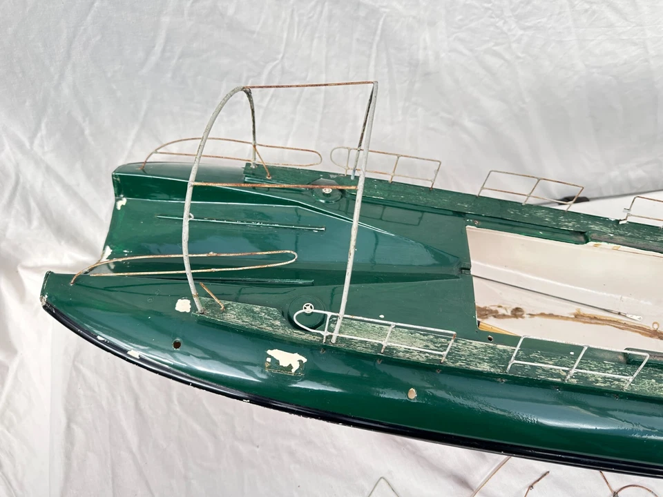 + + + Graupner Rettungskreuzer Adolph Bermpohl, Rumpf Restaurationsobjekt + + + - Bild 3 von 4