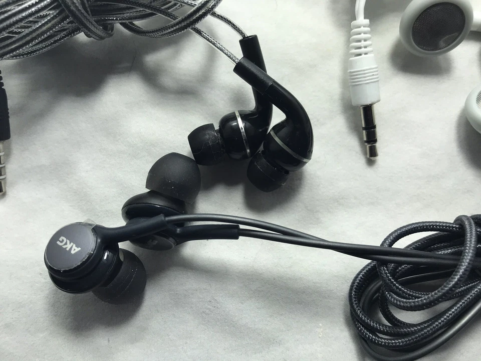 Lot Of 9 Assorted Earphones Samsung AKG KOSS Foto 2 de 4
