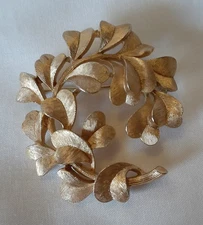 VTG SIGNED TRIFARI GOLD TONED CIRCULAR BROOCH W/LEAVES