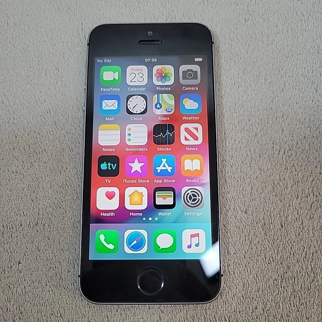 iPhone 5s SpaceGray (ほぼ未使用) Grade A Apple iPhone 5S 16/32