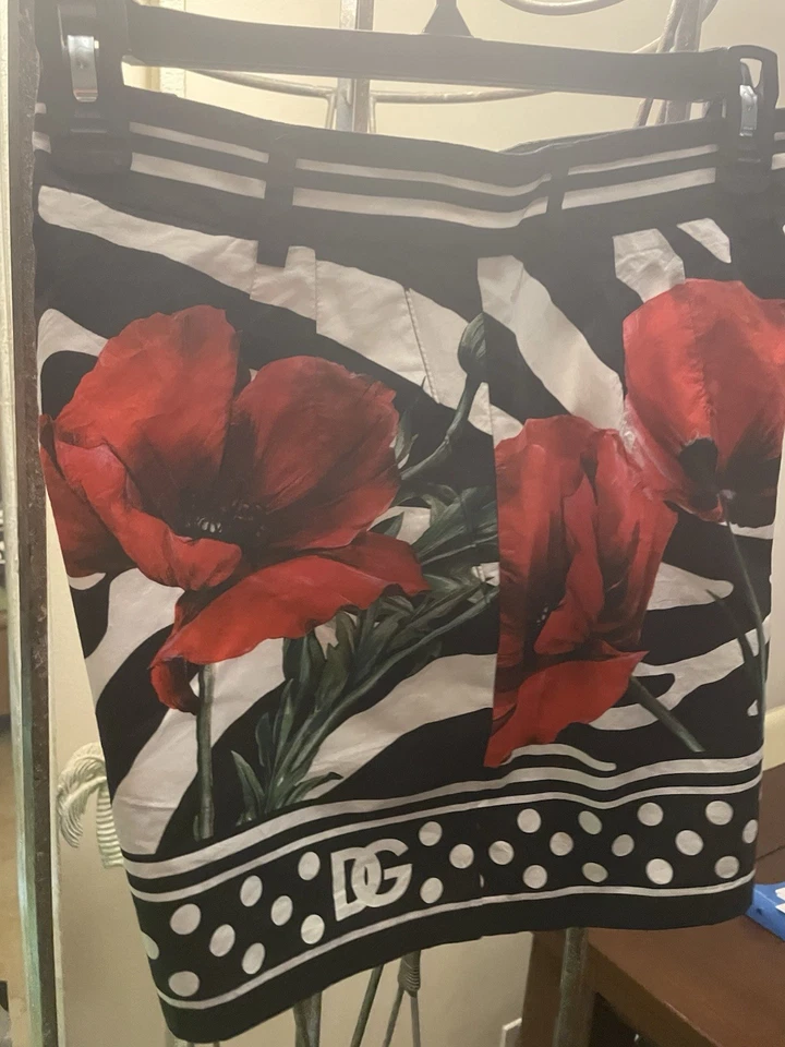 Pantalones cortos Dolce And Gabbana para mujer con flores de amapola Foto 2 de 4