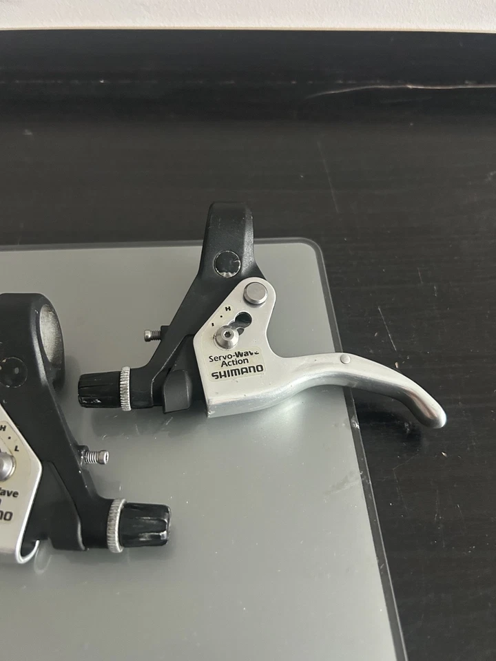 Juego de palancas de freno izquierda y derecha Shimano BL-M600 (STX-LX) plateado/negro Foto 3 de 4