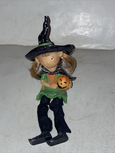 Niedliche Halloween Hexe hält Kürbis Regal Sitter Harz & Stoff Figur 8"