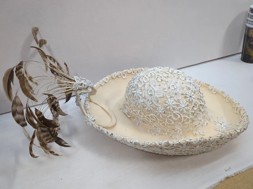 Beige Kentucky Derby Fascinator Crema Sombrero Real Pluma Vacaciones Iglesia Nupcial Foto 4 de 4