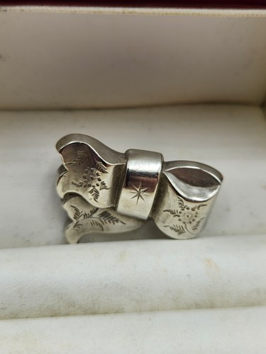 Victorian antique silver ribbon bow style brooch engraved flower foliage pattern - Picture 10 of 10