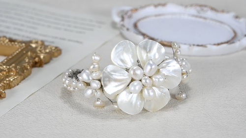 Brazalete Floral Ocean's Iridescent Garden Blanco Concha Marina y Perlas - Vídeo 1 de 1