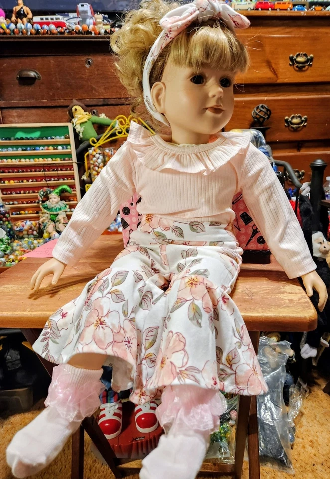 Hermosa muñeca sentada My Twinn 23" Foto 3 de 4