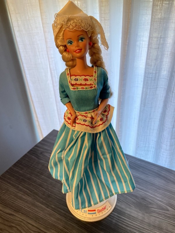 DOLL BARBIE Holland Year 1993 Mattel Dolls Of The World 12 “tall 4”wide 