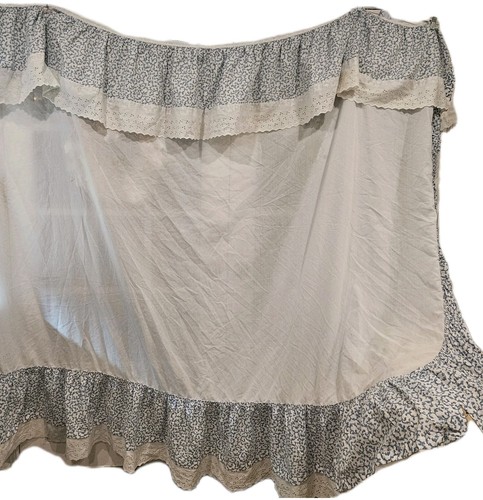 Vintage Queen blau und weiß Bettrock mit weißen Ösen Rüschenborte Blätter Schnörkel