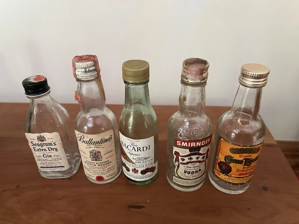 Colección de 10 botellas de whisky vacías en miniatura de vidrio 1/10 pinta; aerolínea; años 70’s Foto 4 de 4