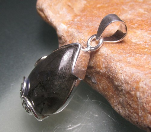 Colgante de trabajo de plata esterlina enroscado plata labradorita. Bolsa de regalo. - Imagen 6 de 9
