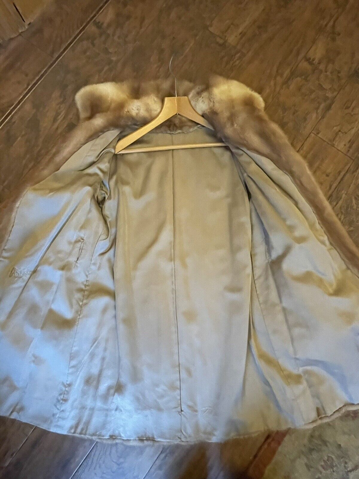Beautiful 1960s  honey blonde mink coat - image 3