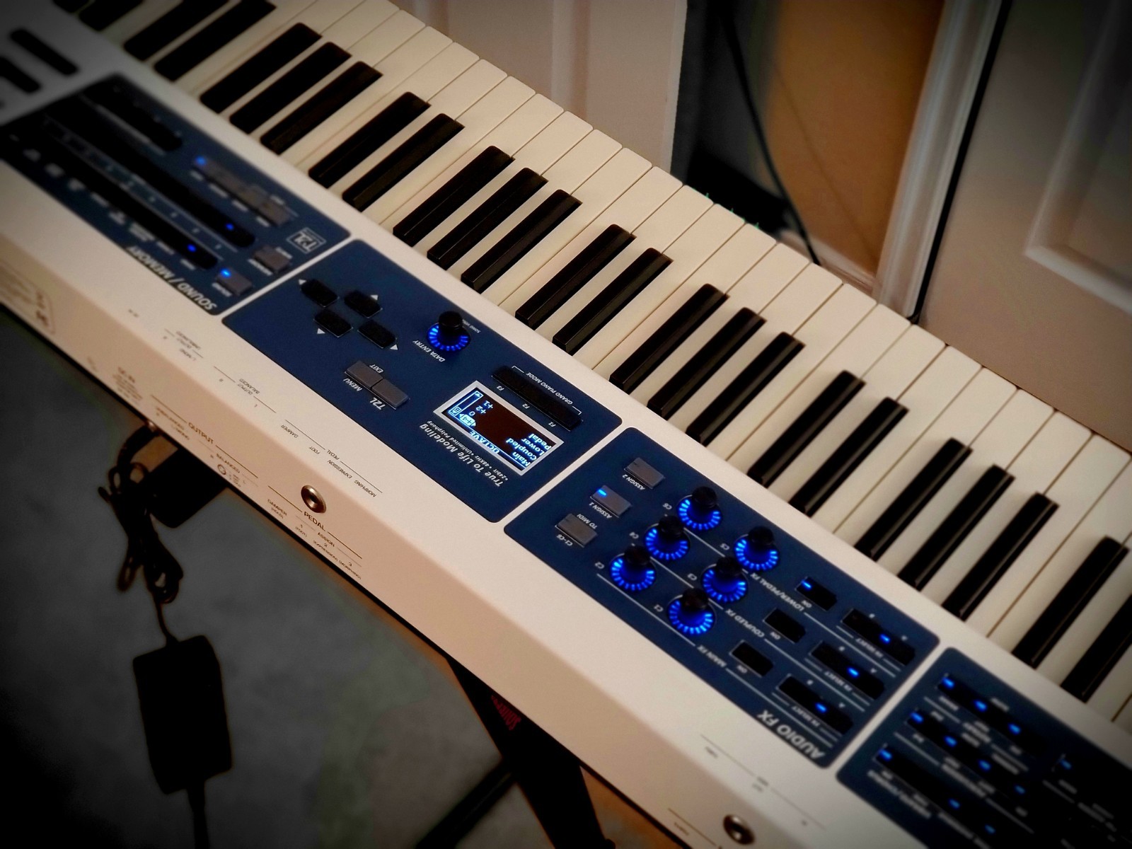 MUST SEE!!! DEXIBELL VIVO S9 PROFESSIONAL STAGE PIANO STILL IN FACTORY BOX!