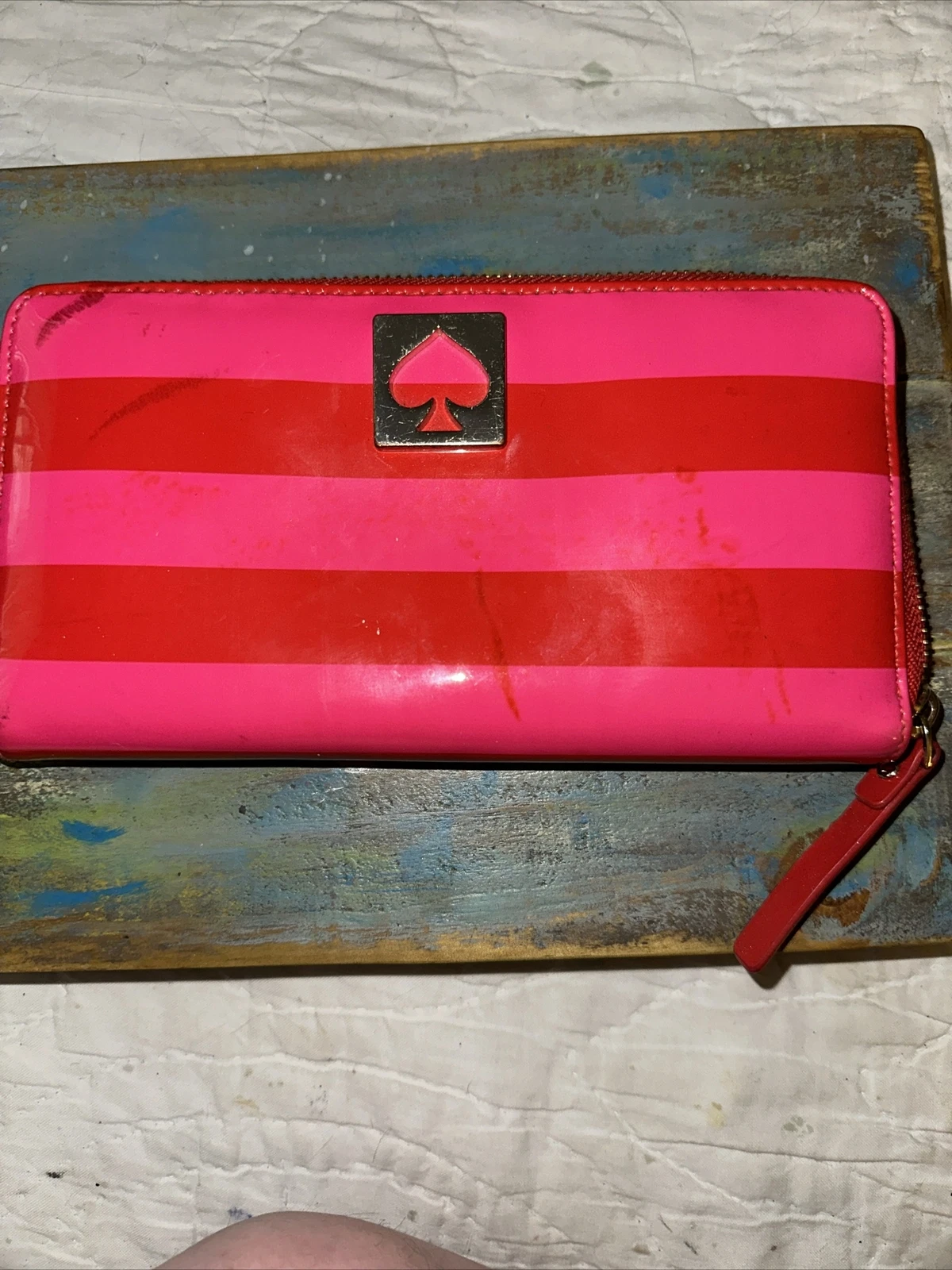 Portafoglio fisarmonica in contanti Kate Spade rosa e rosso a righe cerniera rotonda COME È