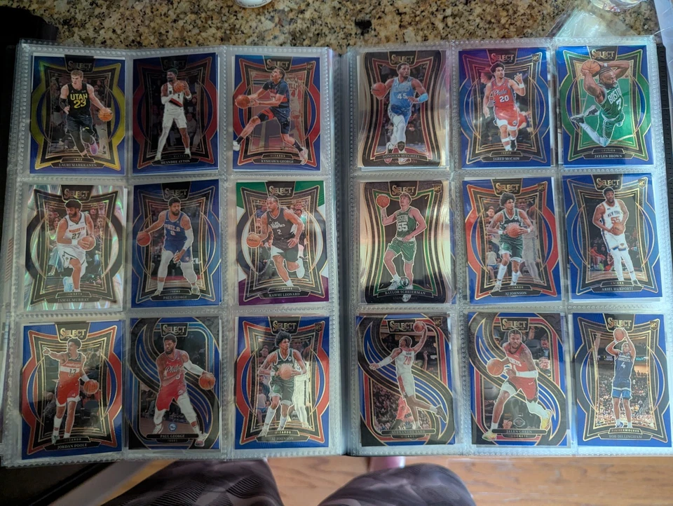 Más de 600 tarjetas coleccionables de baloncesto de la NBA de varios años. Prizm, Select, dos carpetas Foto 3 de 4