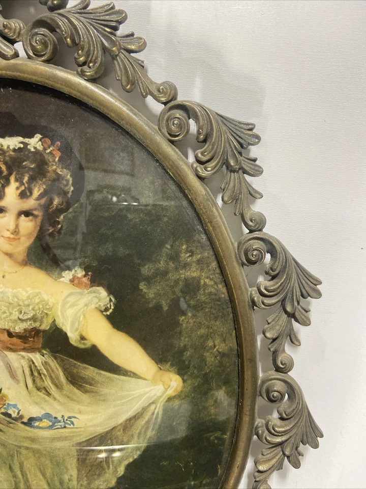 De colección. Cuadro convexo de vidrio burbuja enmarcado metal dorado niña ornamentada Foto 3 de 4