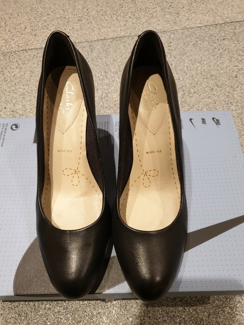 clarks wide fit court shoes