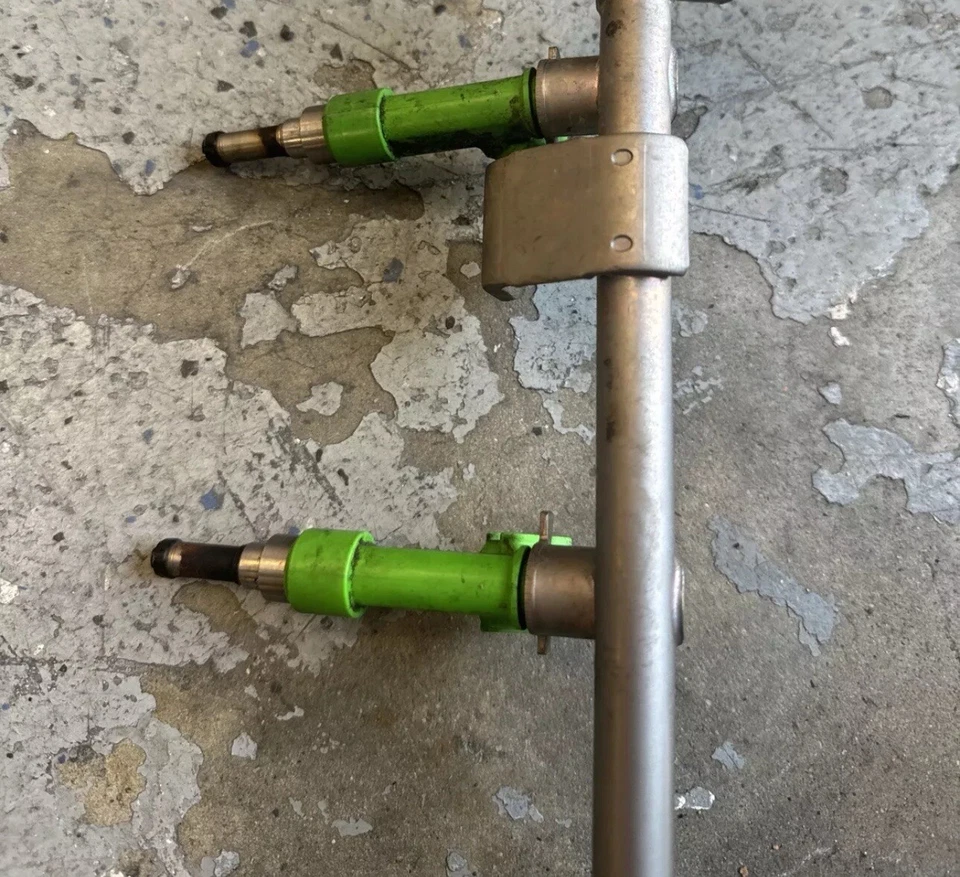 Riel de inyección de combustible Toyota 2009-2018 2,5 L 2,7 L 4 cilindros con 3 inyectores genuino OEM Foto 3 de 4