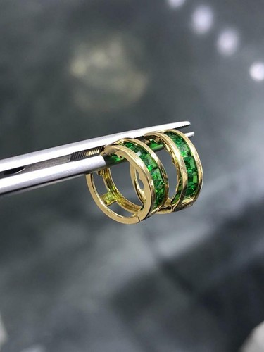 14k Oro Amarillo Imitación Esmeralda Verde Corte Baguette Huggie Diseño Aro - Imagen 7 de 9