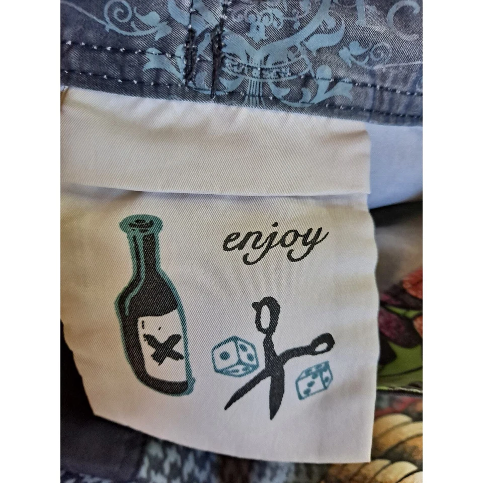 Pantalones Cortos Marc Ecko Blanco y Negro con Flores Calavera Foto 3 de 4