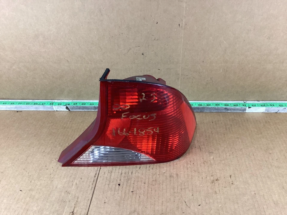 Conjunto de luces traseras laterales derecho pasajero Ford Focus 2000-2004 sedán Foto 2 de 4