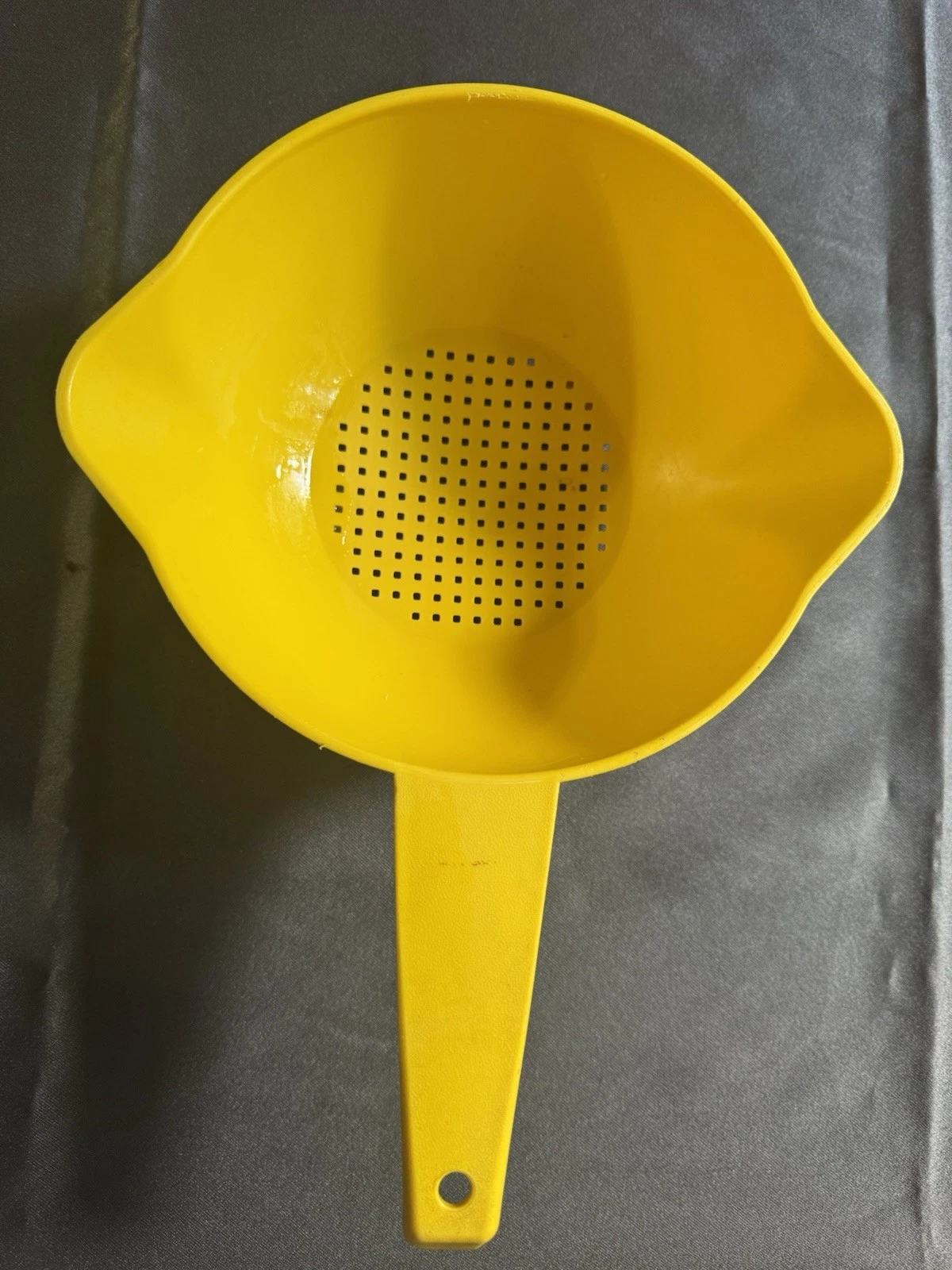 Vintage Tupperware 1 Qt Yellow Colander Strainer with Double Pour Spouts, #1200