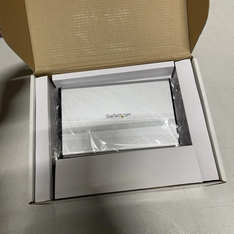 StarTech InfoSafe SAT3510U2V 3.5" USB 2.0 IDE/SATA Ext Hard Drive Enclosure - Image 4 of 4