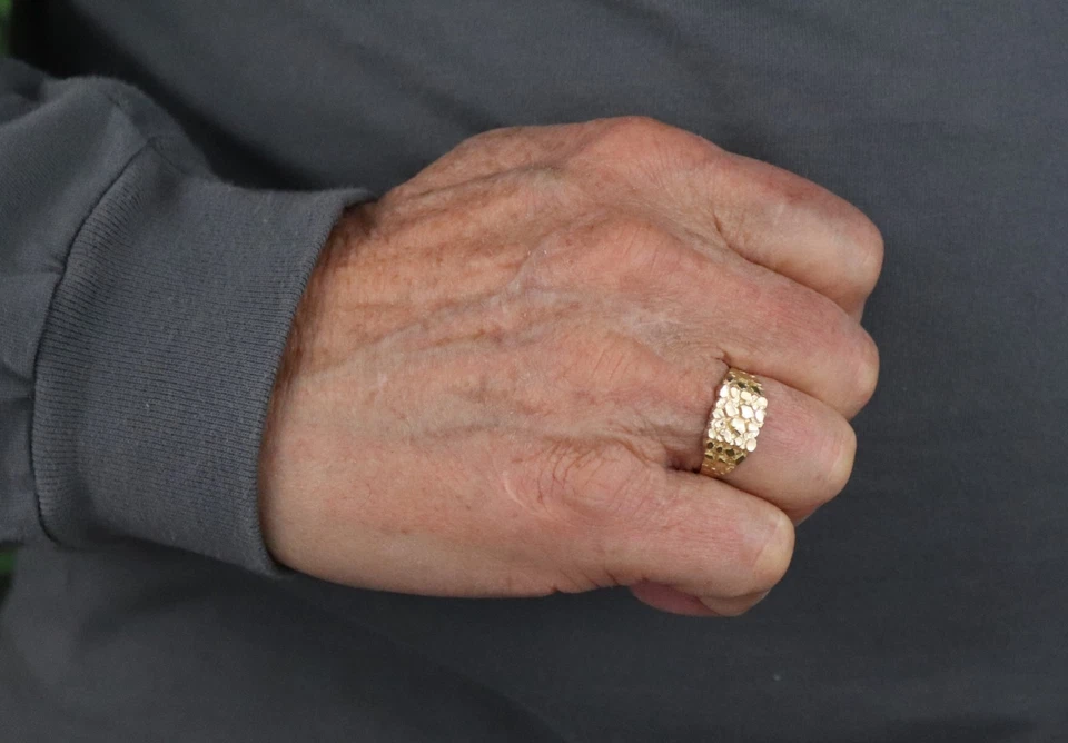 Anillo pepita de oro amarillo de 14k para hombre talla 11 Foto 2 de 4