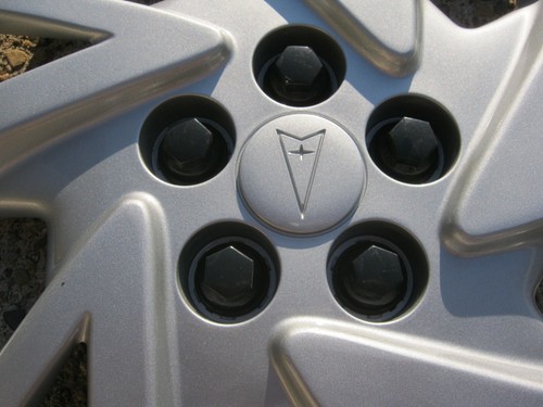 One factory 2000 to 2005 Pontiac Sunfire bolt on 14 inch hubcap wheel cover mint - Picture 15 of 24