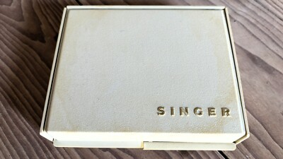 Vintage Zubehörbox aus den 60er/70er Jahren für Singer Nähmaschine