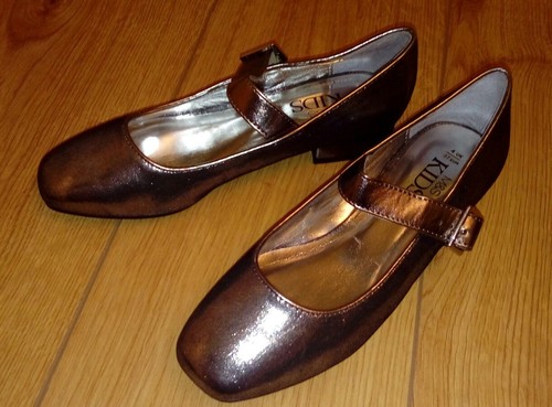 New Marks and Spencer Girls Pewter Heeled Dance/ Christmas Party Shoes Size UK 4 - Picture 3 of 4