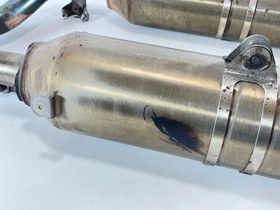 KTM 950 Adventure LC8 2004 - Tapones de escape izquierda derecha usados - Imagen 3 de 4