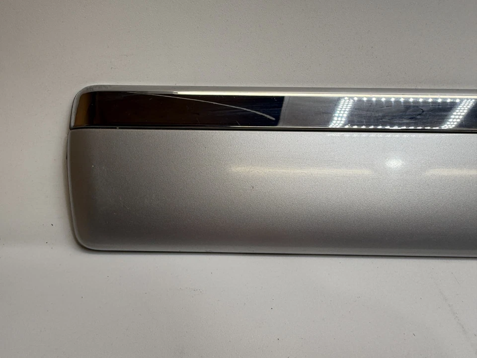 Moldura de puerta trasera derecha lado derecho OEM 09-14 Avalanche LTZ Suburban Yukon XL Foto 4 de 4