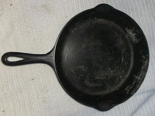 #8 Griswold Cast Iron Skillet 704 v Heat Ring Large Logo