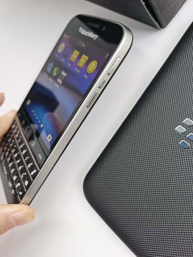 BlackBerry Classic Q20 Unlocked 16GB Keyboard Smartphone from US
