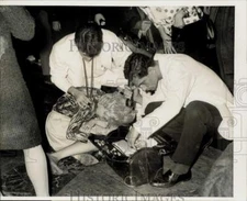 1965 Press Photo Bellevue Hospital Interns Aid Girl During New York Power Outage