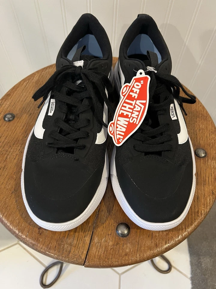 MENS NEW VANS ULTRARANGE EXO. BLACK TRUE WHITE. SIZE 9. NEW FALL COLOR - Image 2 of 4