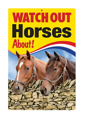 Cavallo Che Mangia Fieno Nella Stalla Rustica Del Fienile Generata Dall'intelligenza Artificiale