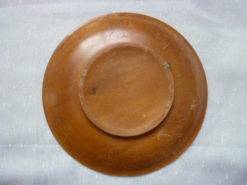 Carved wood traditional different shades of brown plate wall hanging - Picture 3 of 4