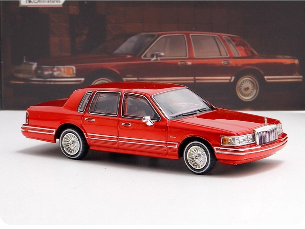 1/64 Lincoln Town Car 合金自動車モデル MK 1/64 1992 Lincoln Town Car Red Diecast Car Model Toy Collector