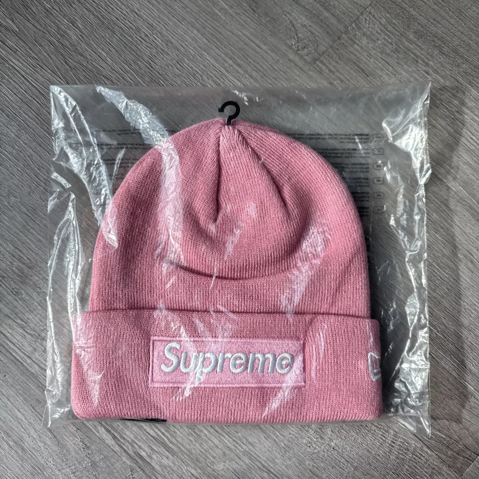 SUPREME/NOUVELLE ÈRE BOÎTE LOGO BONNET ROSE OS FW24 SEMAINE 17 %100 authentique