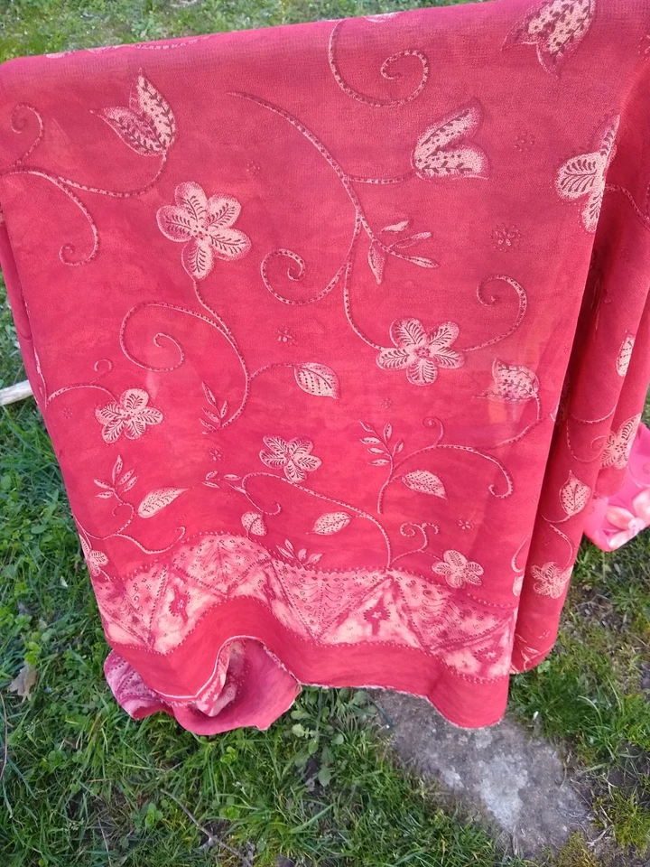 Joli coupon de tissu "crêpe" de 140x145 avec une bases de couleur brique - Photo 1/2