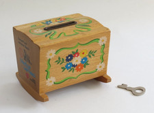 VINTAGE HOLZ SPARDOSE WIEGE MIT SCHL&Uuml;SSEL SAMMELOBJEKT 70er JAHRE