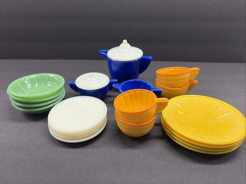 Akro Concentric Ring Children’s Dishes 21 Pieces Multi Color