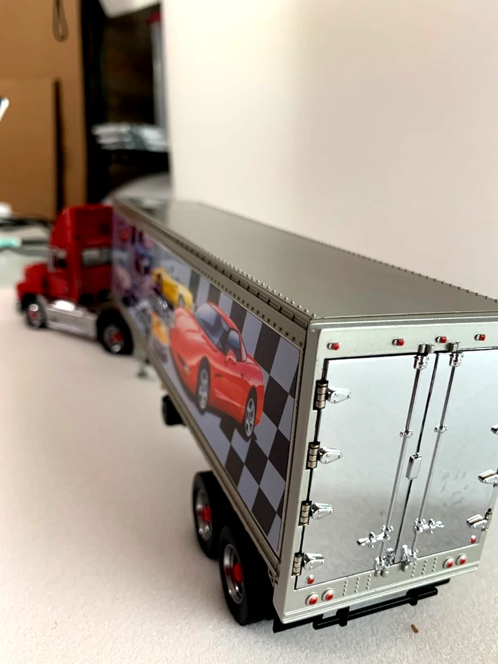 Franklin Mint Mack Truck 18 Wheeler w/ Corvette Trailer  1:43 Scale Inv. #3541 - Image 3 of 4